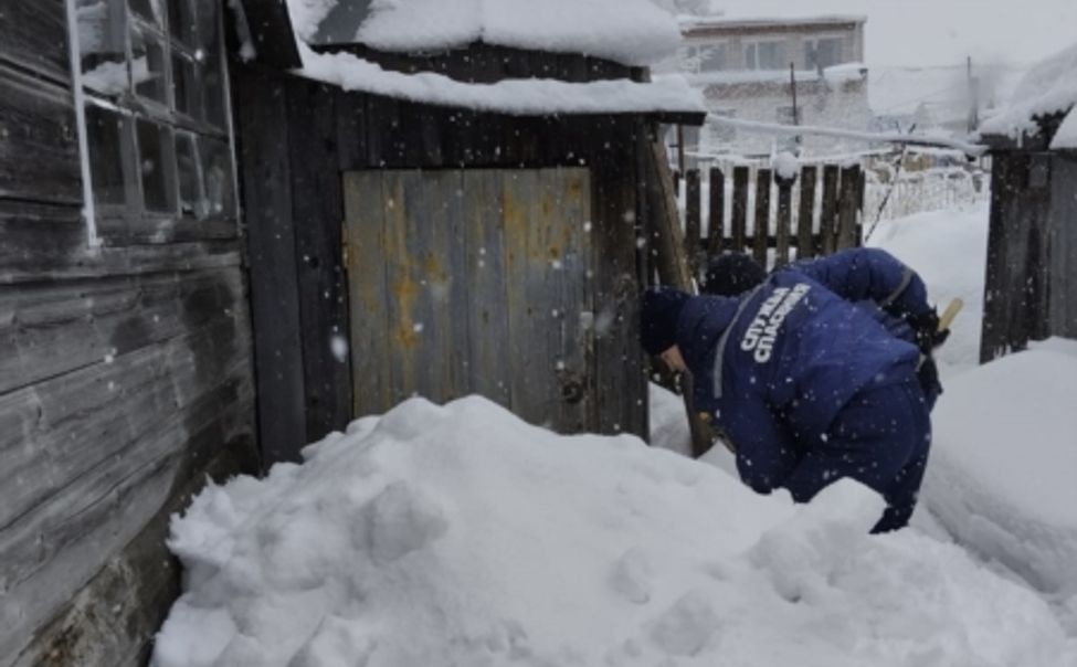В Чебоксарах жительнице частного дома, заваленного снегом, понадобилась помощь спасателей