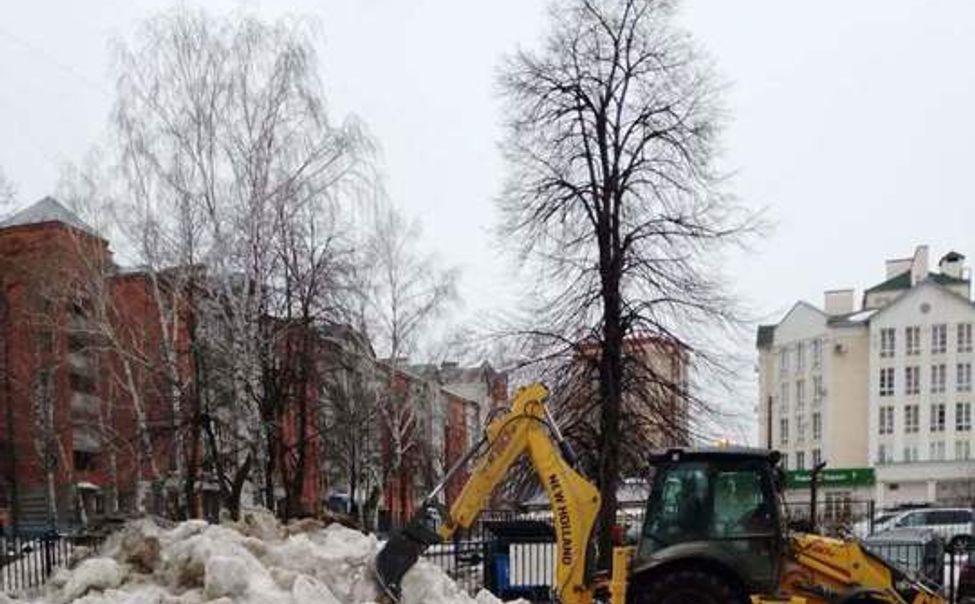 В Чебоксарах работники ЖКХ приступили к ворошению снега