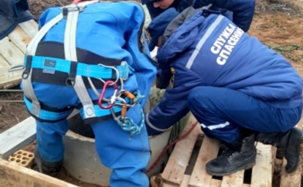 В Чувашии спасатели помогли мужчине, который застрял в 15-метровом колодце