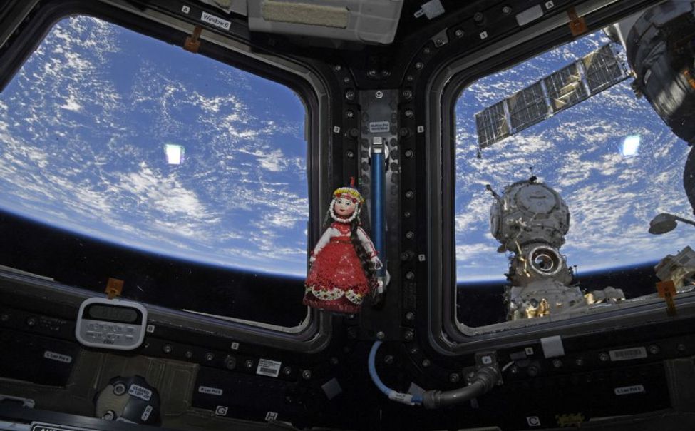 Кукла-матрёшка «Алёнка» в чувашском наряде побывала на Международной космической станции