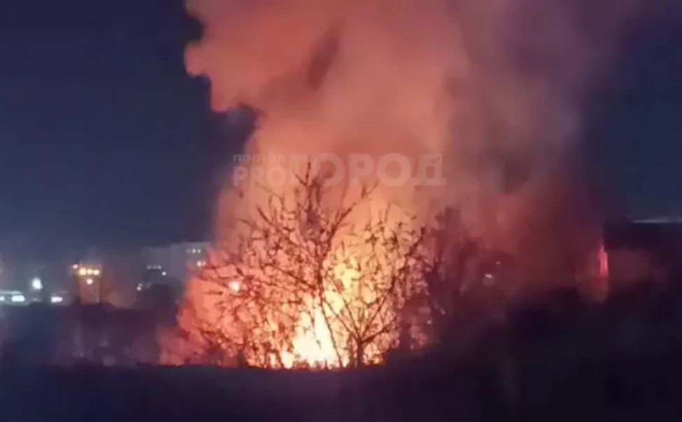 В Чебоксарах сгорел частный дом. 1 мужчина пострадал