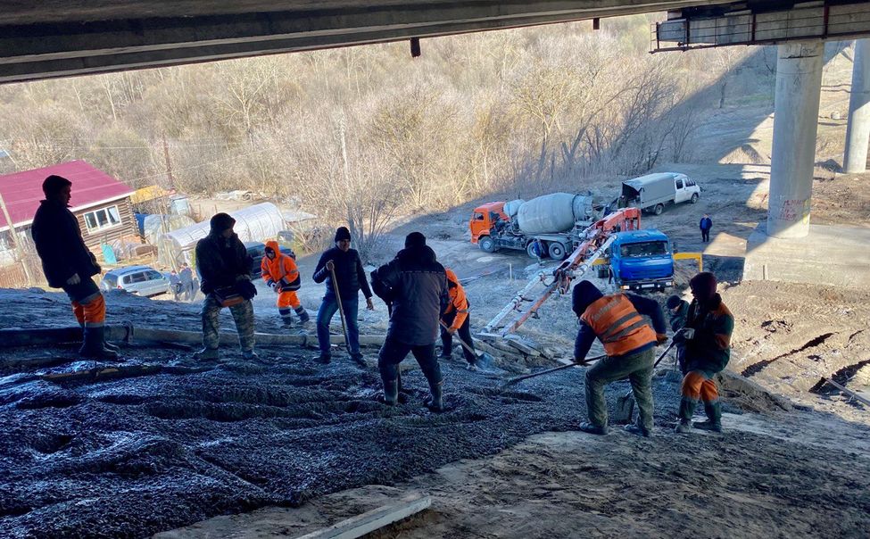 На Гагаринском мосту в Чебоксарах выполняют бетонирование конуса опоры