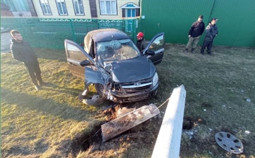 В Батыревском округе пьяный водитель без прав врезался в столб 