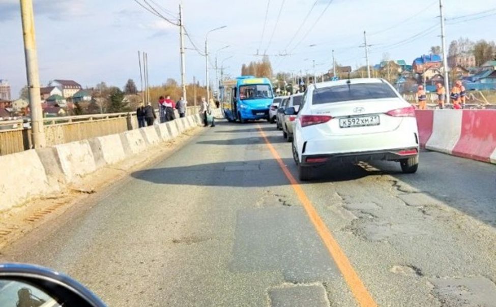 В Чебоксарах на Октябрьском мосту из-за ДТП с пассажирским автобусом образовалась пробка