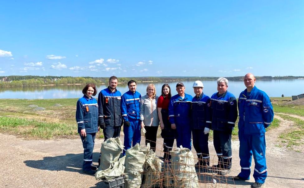 В Новочебоксарске гидроэнергетики очистили левый берег Волги от мусора