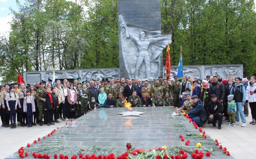 В Канаше торжественно зажгли Вечный огонь