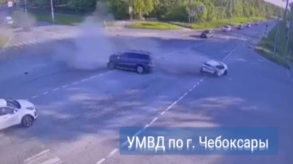 Пьяный чебоксарец на скорости влетел в стоящую на светофоре машину Пьяный чебоксарец на скорости влетел в стоящую на светофоре машину