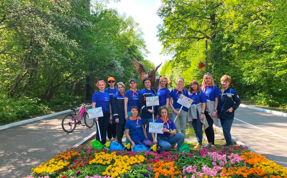 В Ельниковской роще гидроэнергетики посадили более 1500 саженцев цветов