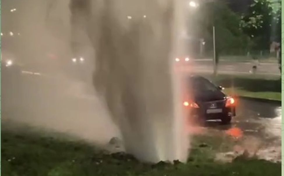 В Новоюжном районе Чебоксар ночью забил аварийный фонтан
