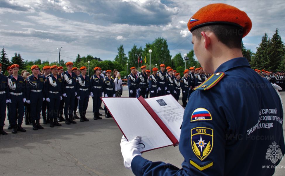В Чебоксарах кадетов посвятили в юные спасатели и пожарные
