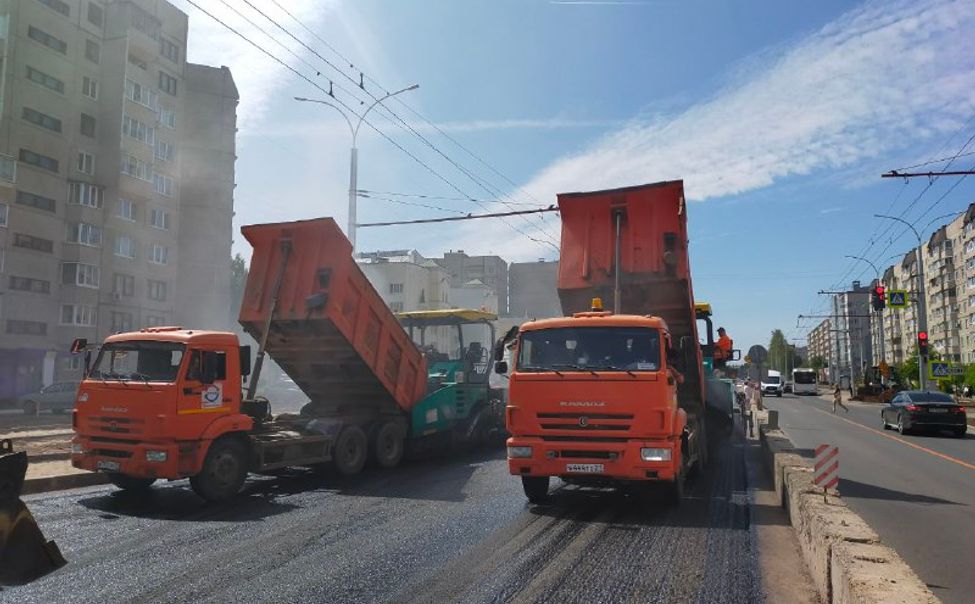 На Гражданской улице в Чебоксарах начали укладывать финишный слой асфальта