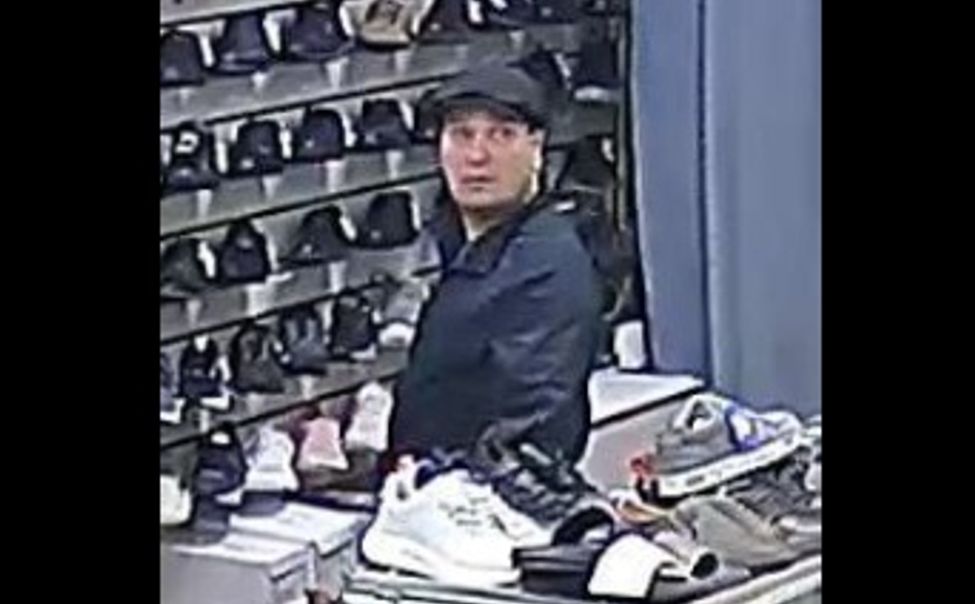 В Новочебоксарске разыскивают мужчину, укравшего кошелек у продавца обувного магазина