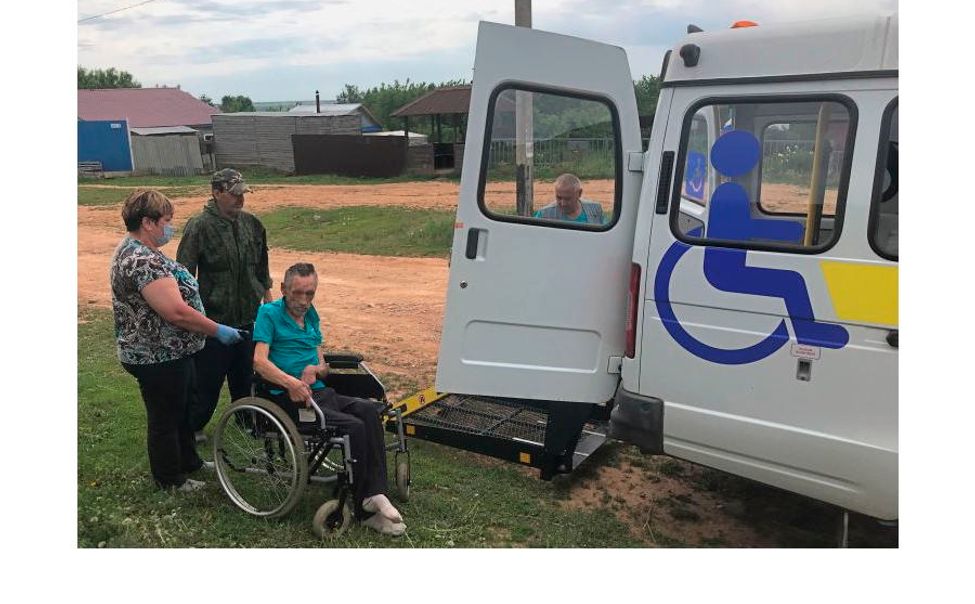 Мобильная бригада доставляет пожилых людей в медучреждения из отдаленных деревень Чувашии