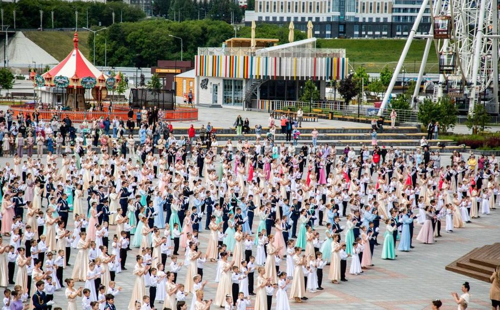 На "Балу выпускников - 2023" в Чебоксарах вальсировали 2300 ребят