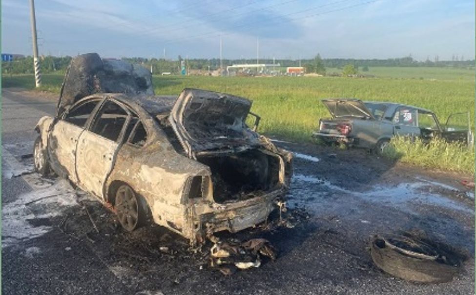 В Чувашии в результате ДТП загорелась машина 