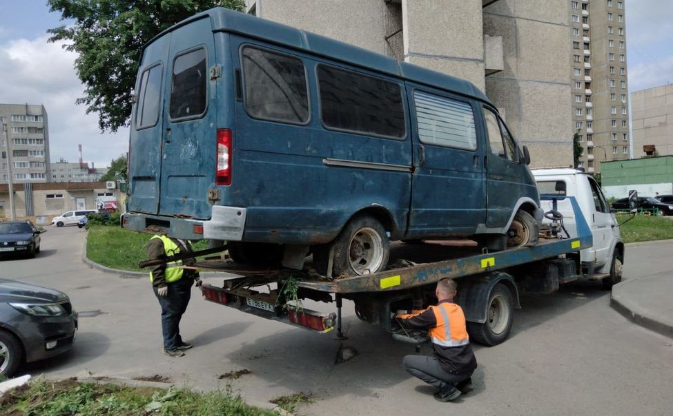 В Чебоксарах эвакуируют брошенные автомобили
