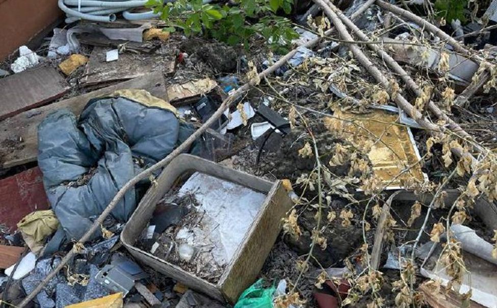 В Чебоксарах рядом с колледжем обнаружили несанкционированную свалку