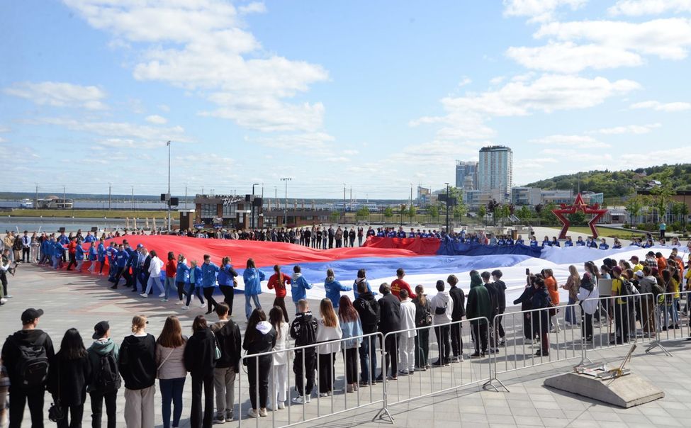 В Чебоксарах развернули огромный флаг страны