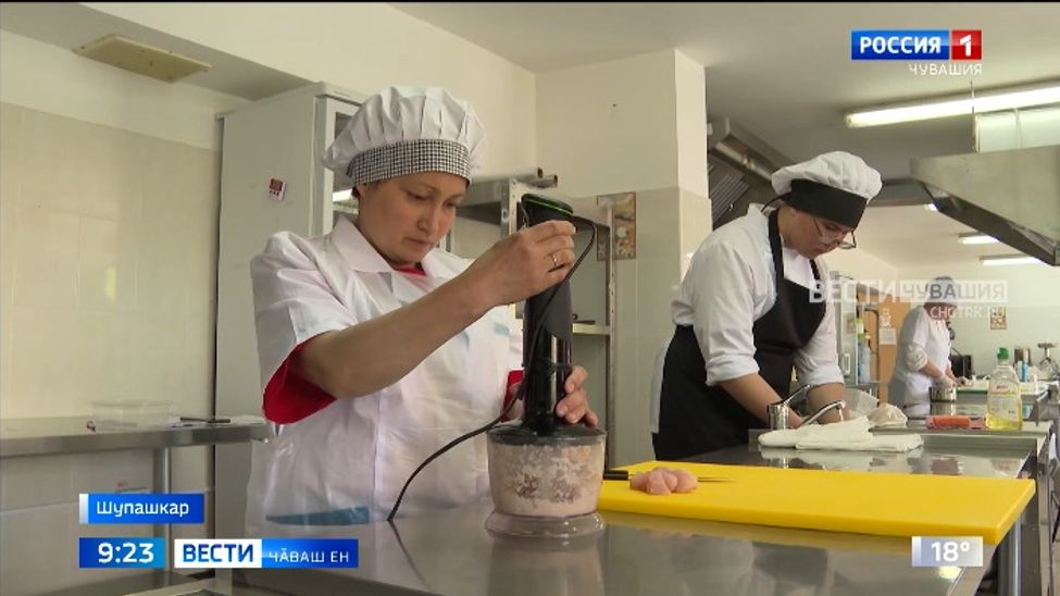 Шкул столовӑйӗнче ӗҫлекен поварсем ӑсталӑх конкурсӗнче тупӑшрӗҫ Шкул столовӑйӗнче ӗҫлекен поварсем ӑсталӑх конкурсӗнче тупӑшрӗҫ