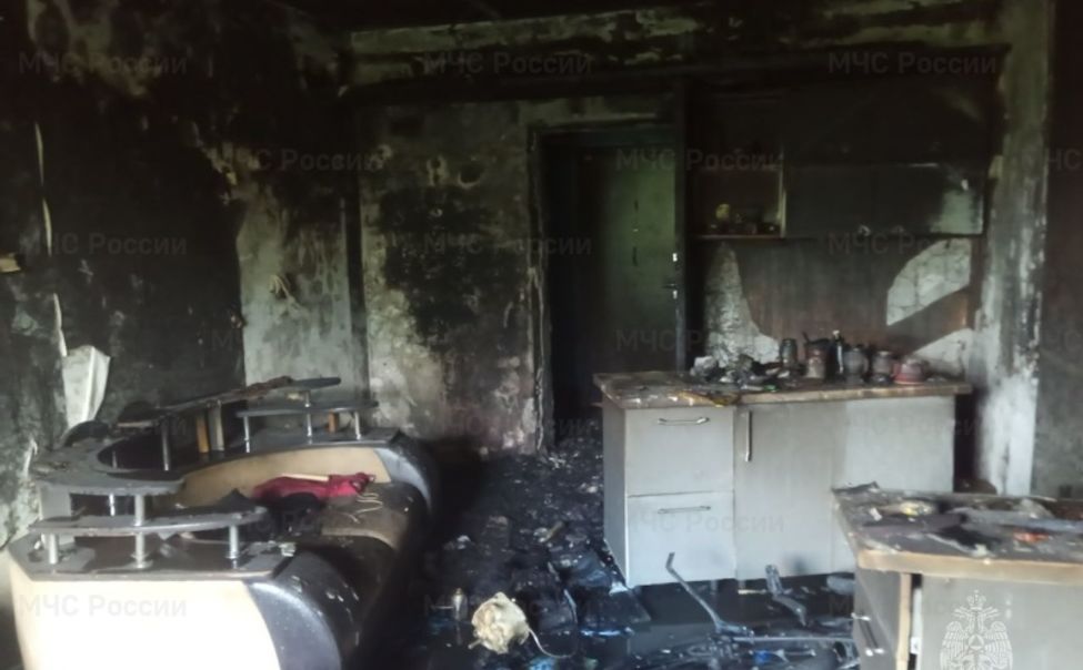 В Чебоксарах из горящей квартиры спасатели вывели двух человек