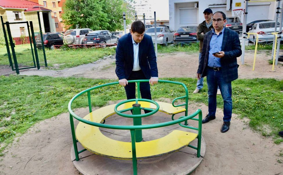 В Чебоксарах демонтируют неисправное оборудование на детских площадках