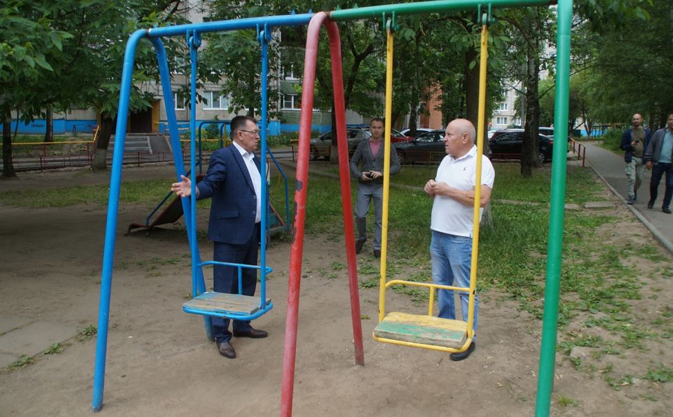 В Чебоксарах проверили состояние детских площадок