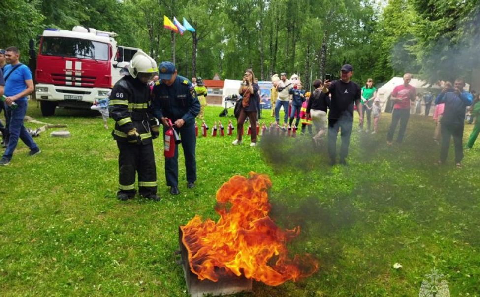 Спасатели в Чебоксарах провели мастер-класс по тушению пожара