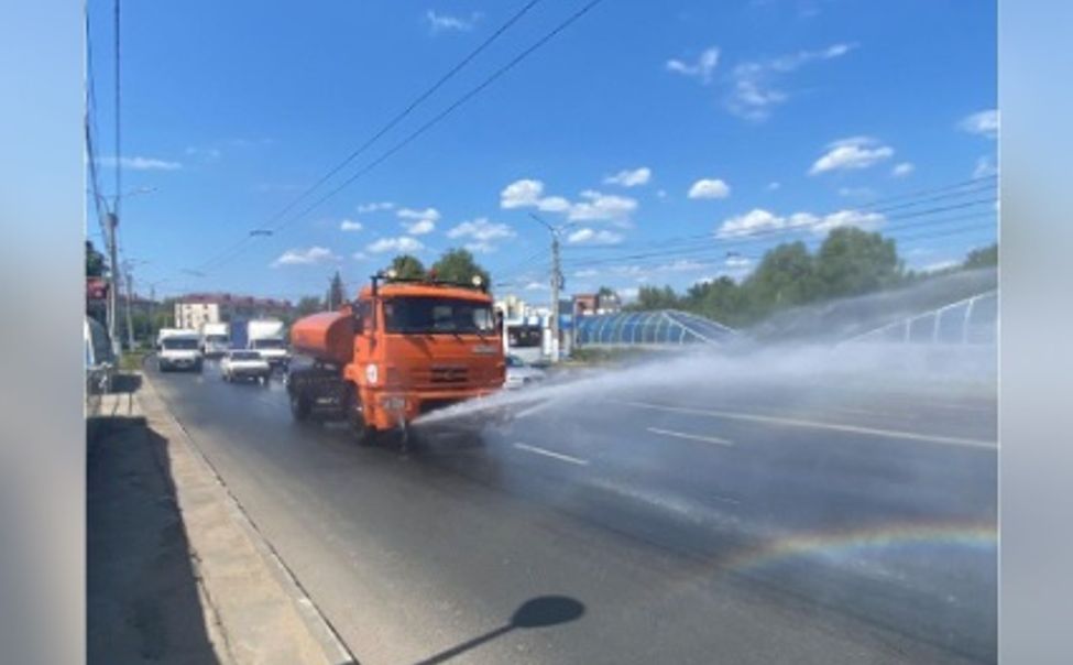 Поливомоечная машина освежает чебоксарские улицы