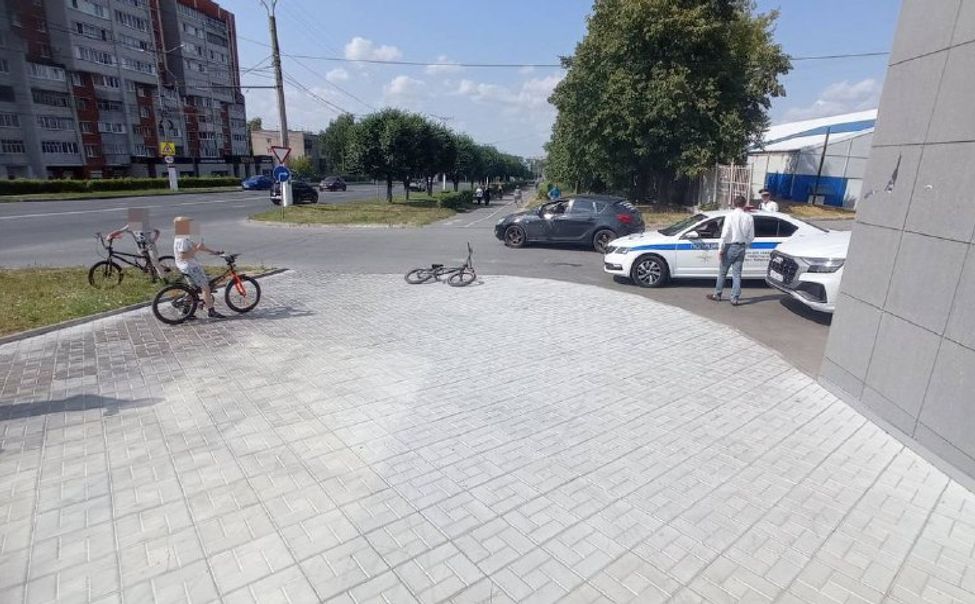 Ребенок на велосипеде попал под колеса иномарки в Чебоксарах