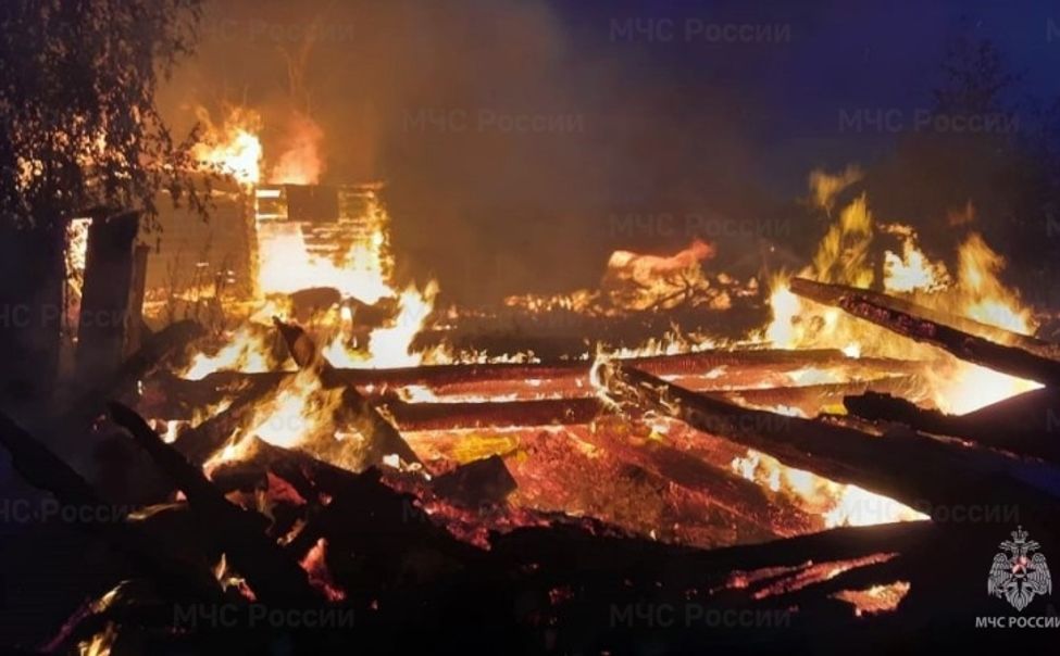 В Ядринском округе огонь уничтожил сарай и дом