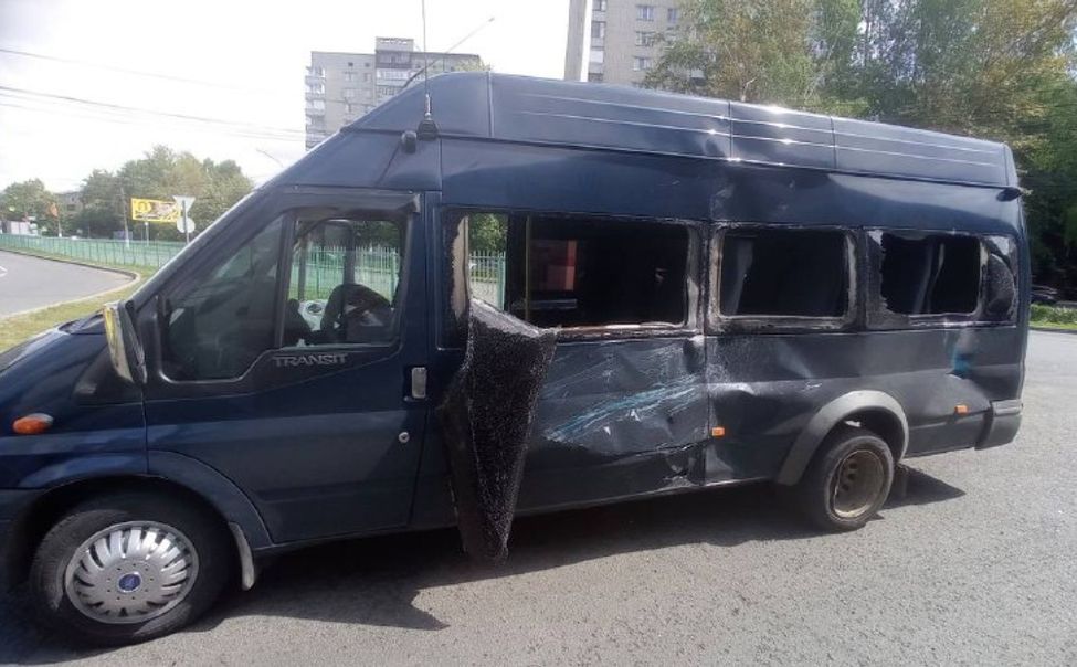 В Чебоксарах тягач столкнулся с микроавтобусом