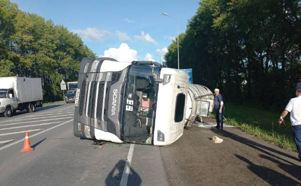 В Цивильске большегруз выехал на встречную полосу и опрокинулся