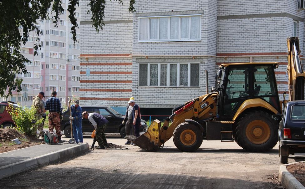  В Новочебоксарске по нацпроекту «Жилье и городская среда» обустраивают дворы