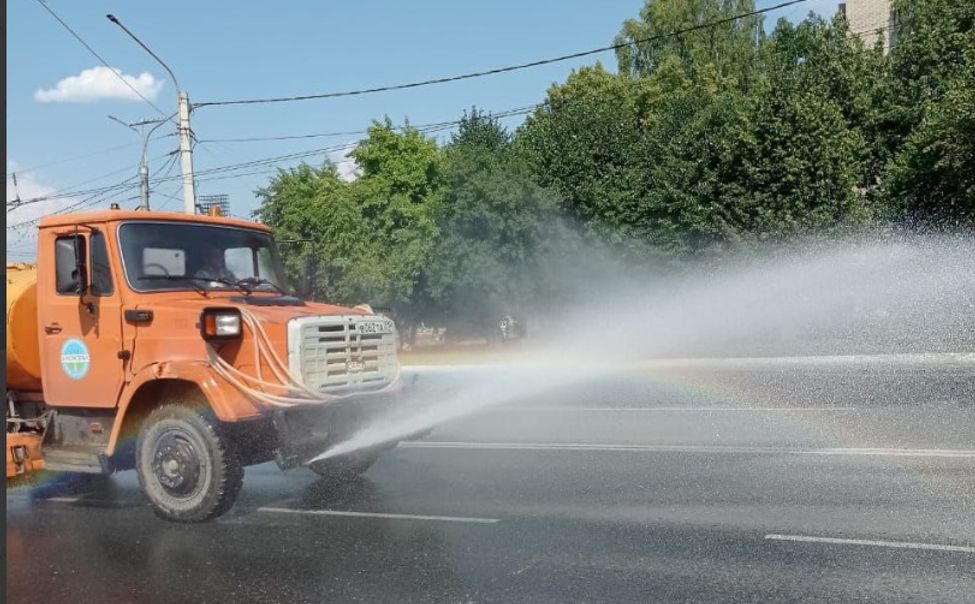 В Новочебоксарске в жару проводят охлаждающие поливы дорог