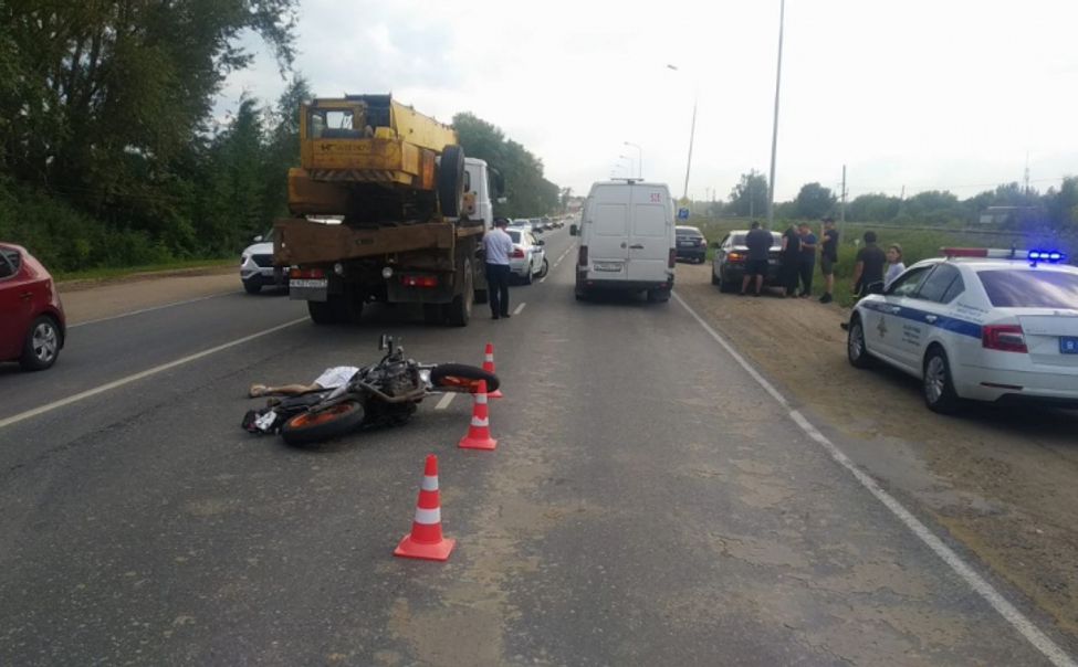 В Лапсарах мотоциклист погиб в ДТП с легковушкой и автокраном