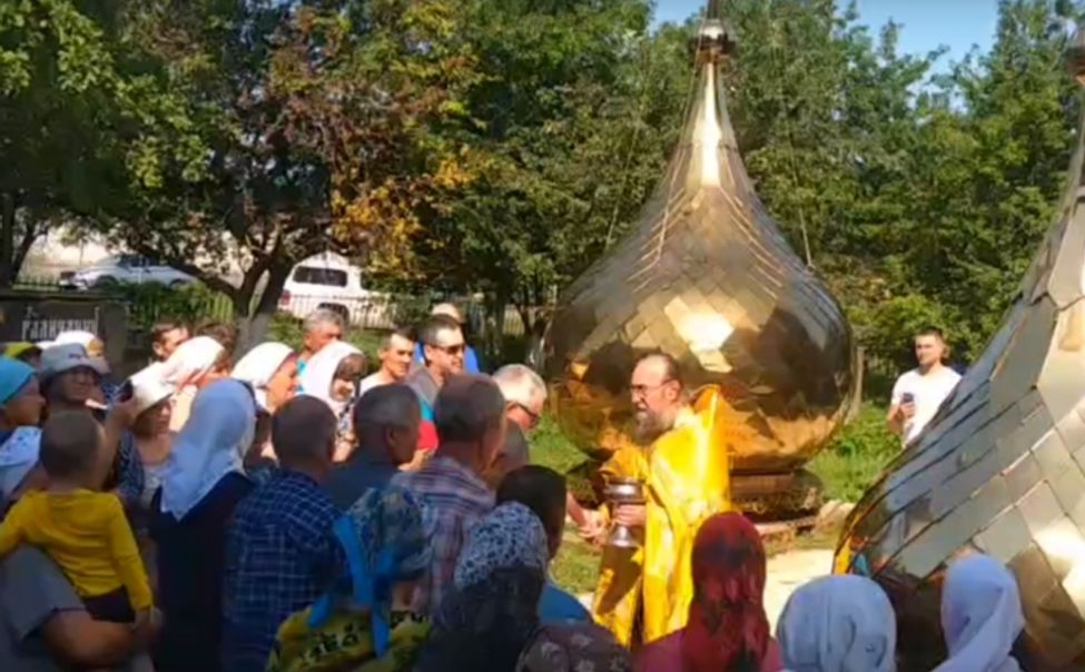 В Чебоксарском округе на строящемся храме  установили купола