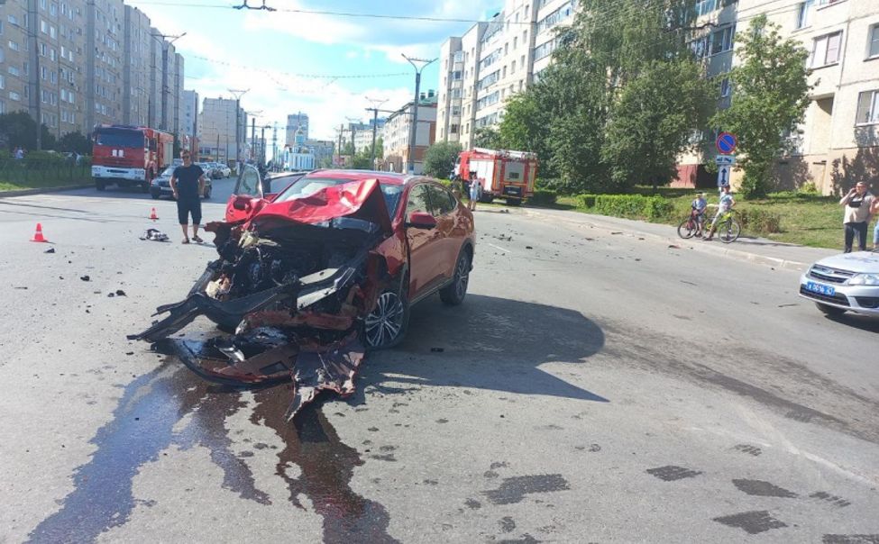 В Новочебоксарске водитель кроссовера пострадала при столкновении с пожарной машиной