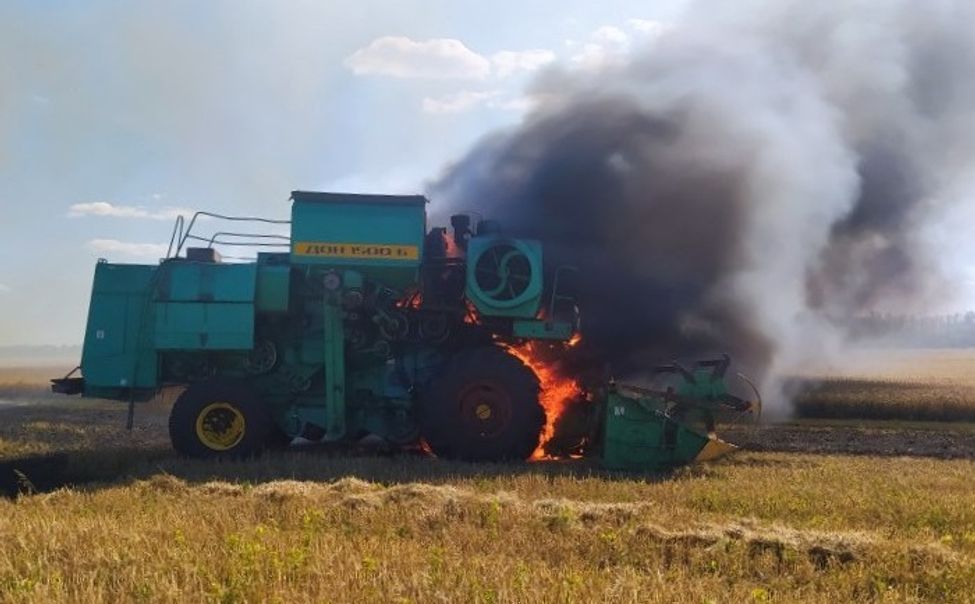В Шемуршинском округе сгорел зерноуборочный комбайн