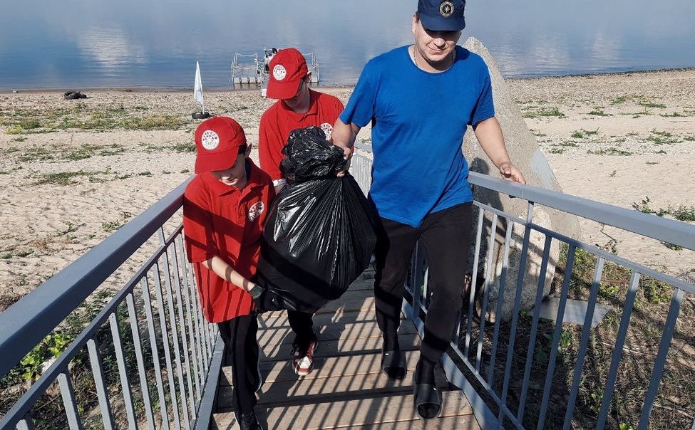 В Чувашии спасатели очистили берега Волги от мусора 
