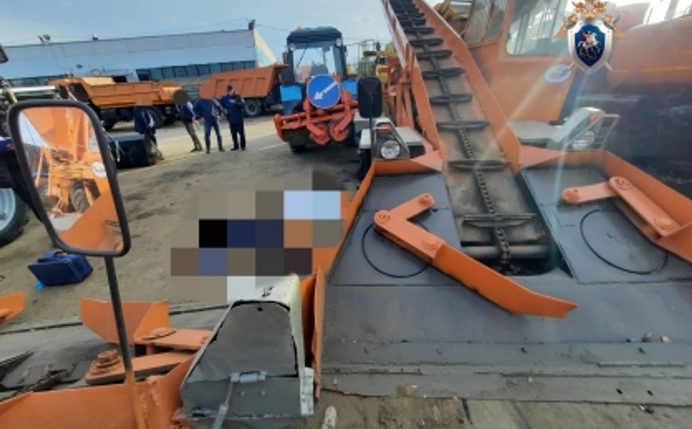 В Чебоксарах рабочий погиб под колесами снегопогрузчика