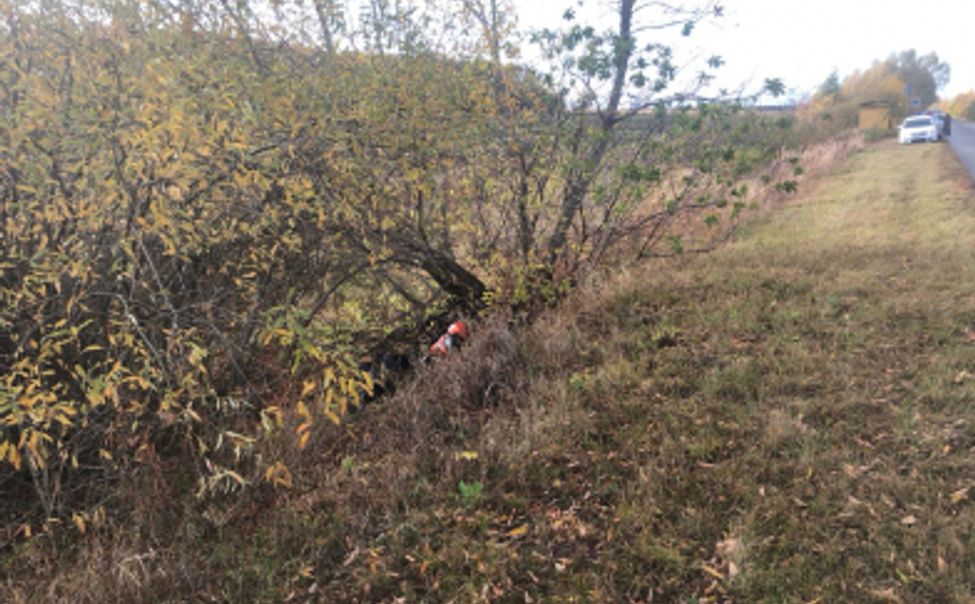 В Чувашии 19-летний водитель мопеда врезался в дерево и погиб