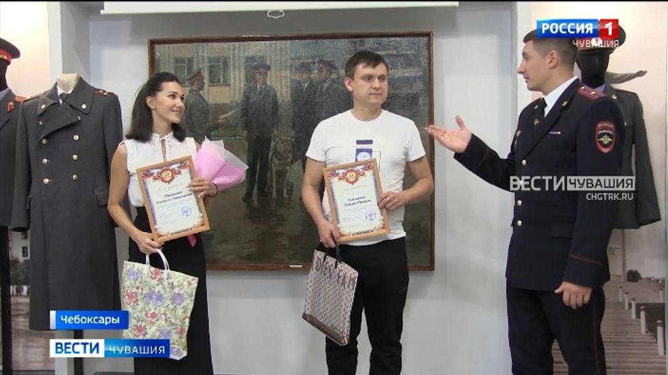 В Чебоксарах полицейские поблагодарили двоих горожан, сумевших предотвратить мошенничество В Чебоксарах полицейские поблагодарили двоих горожан, сумевших предотвратить мошенничество