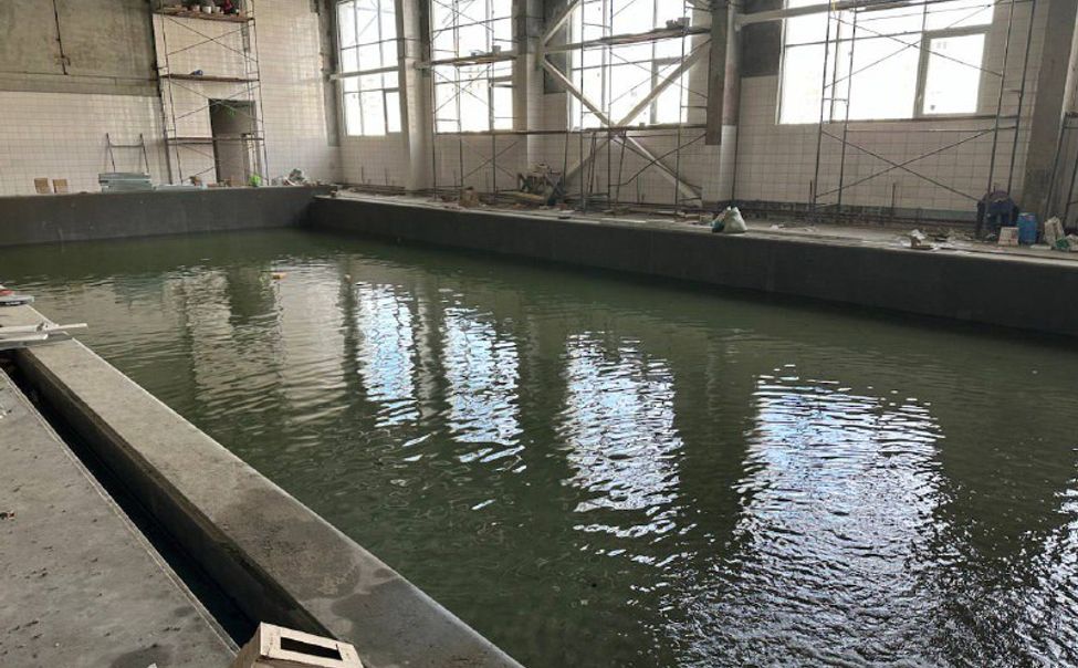 В строящейся в чебоксарском микрорайоне "Садовый " школе проверили гидроизоляцию бассейна