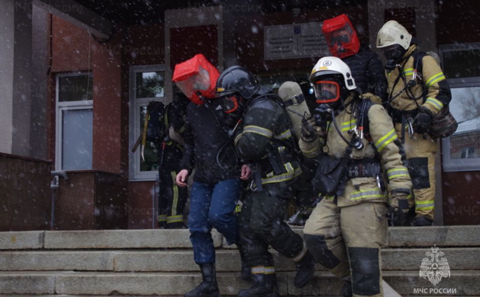 В Чебоксарах спасатели потушили условный пожар в администрации Ленинского района