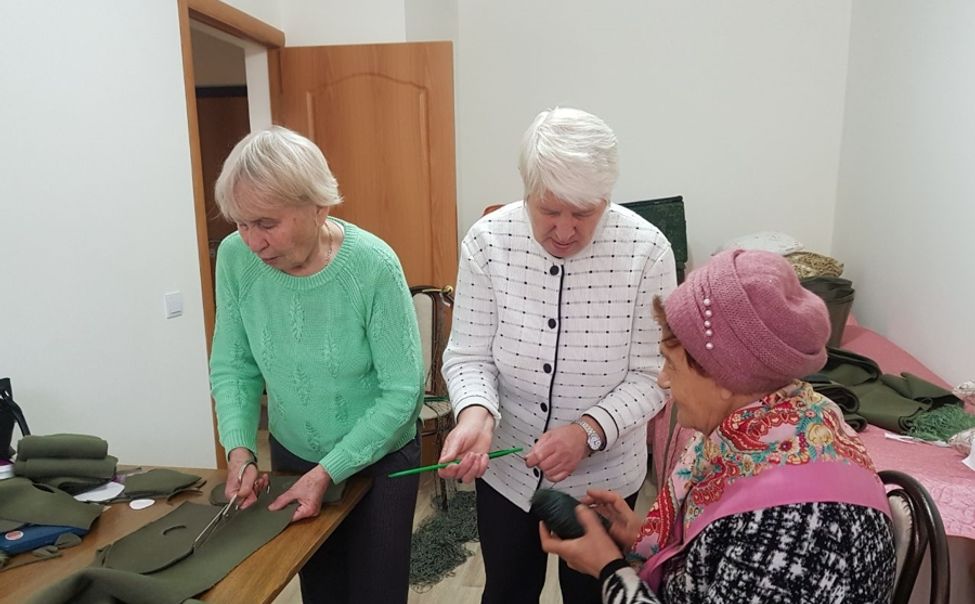 Серебряные волонтеры отправили на СВО теплый привет из Чувашии