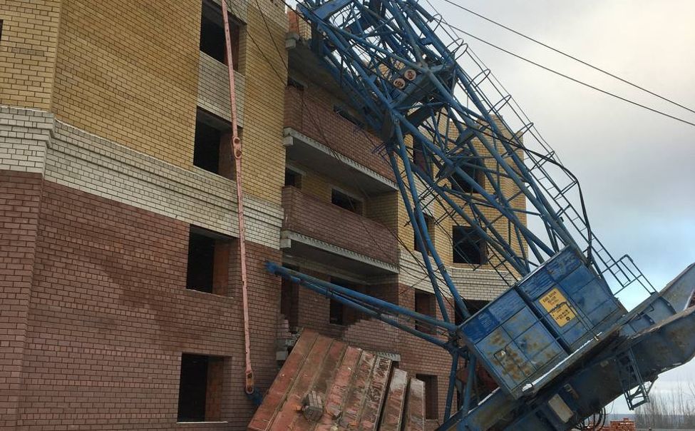 Из-за сильного ветра на стройке в Чебоксарах рухнул башенный кран