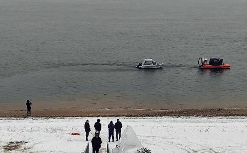 В канун ледостава в Новочебоксарске спустили на воду спасательную аэролодку «Ижора»