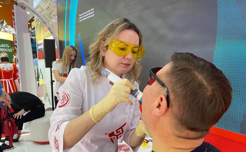 Стоматологи Чувашии выявили опасные патологии у троих посетителей выставки «Россия»