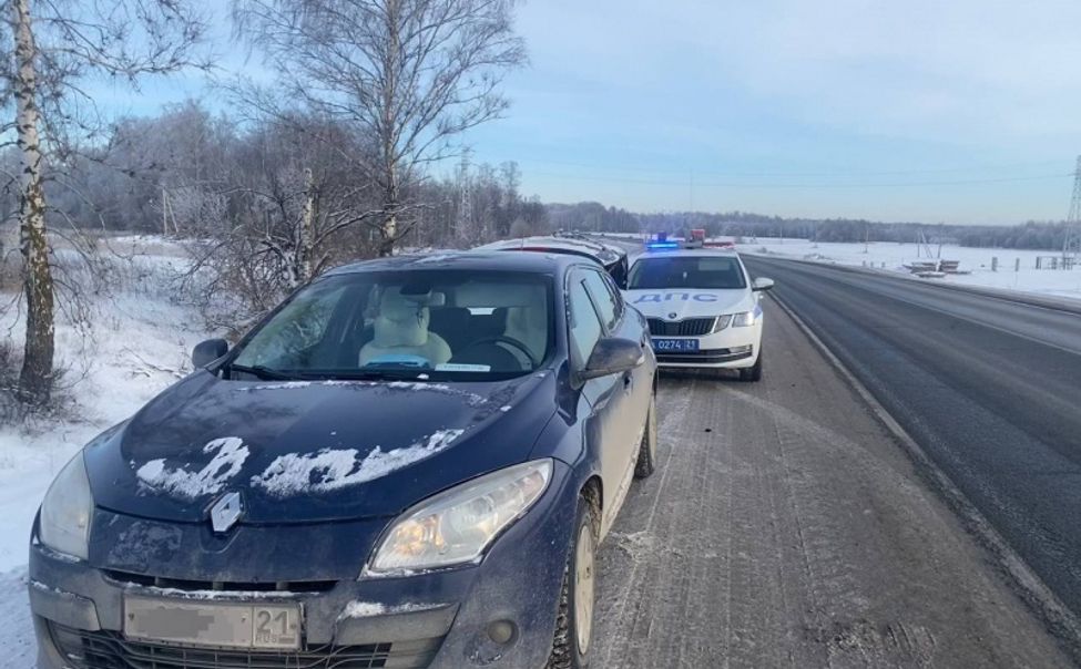 В Ядринском округе полицейские помогли семье с ребенком, рисковавшей замерзнуть на дороге