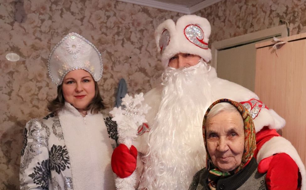 Дед Мороз и Снегурочка поздравили пенсионерку из Алатыря